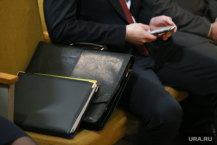  Визит врио губернатора Шумкова в Звериноголовский район
Курган, портфель, папка для документов, телефон в руке