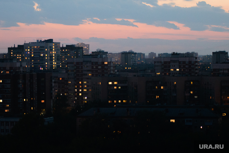 Вид с крыши на ночной город. Екатеринбург, закат, ночной город, многоэтажки, жилые дома, вечер