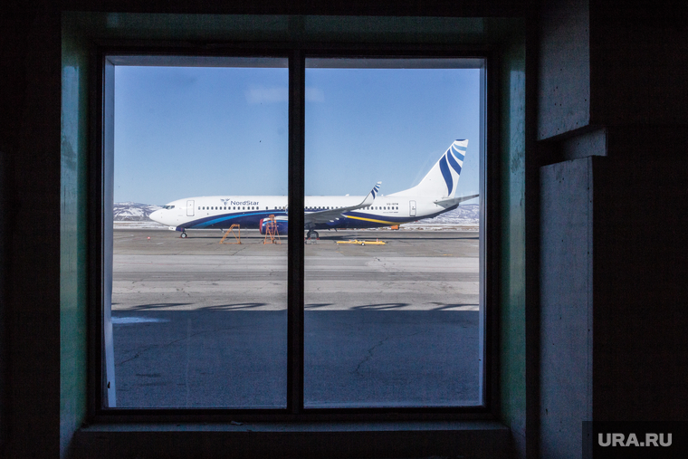 Отработка учений в магнитогорском аэропорту и горбольнице №1 по лихорадке Эбола, взлетная полоса, аэропорт, окно