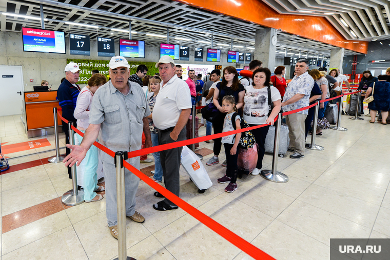 Тюменских туристов более шести часов продержали в аэропорту