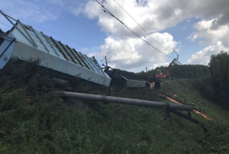 Вагоны грузового поезда опрокинулись из-за размыва путей