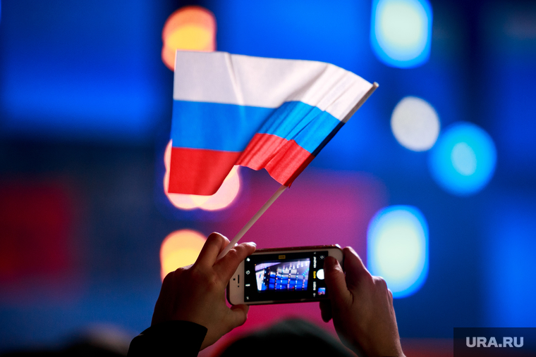 Митинг-концерт "Россия. Севастополь. Крым." в честь 4-ой годовщины присоединения Крыма. Москва, российский флаг, триколор, флаг россии, снимает на телефон, манежная площадь