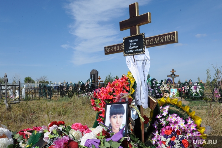 Елену Зарипову похоронили в день суда