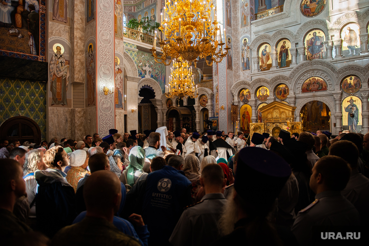 Служба проходит в Храме-на-крови