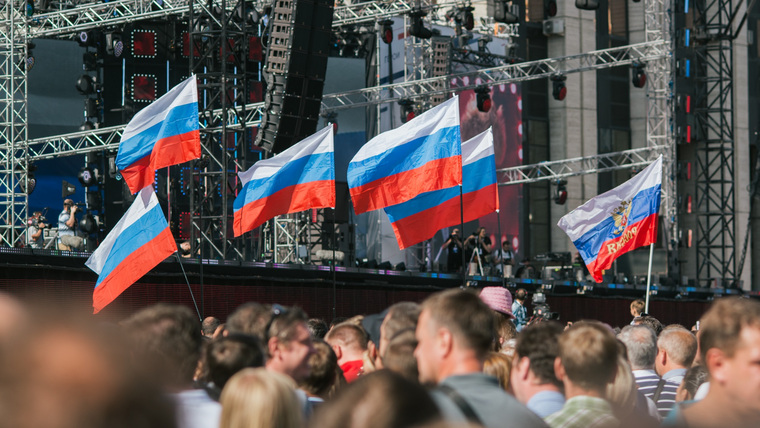 На праздновании Дня российского триколора собрались более 100 тысяч человек.
