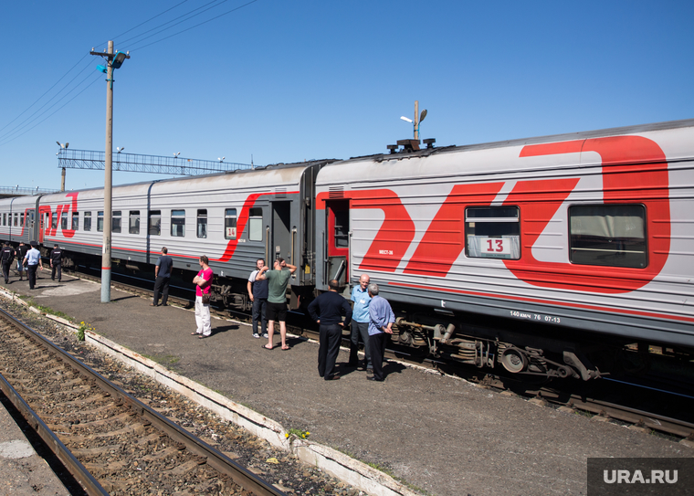 Клипарт. Сургут, перрон, поезда, ржд