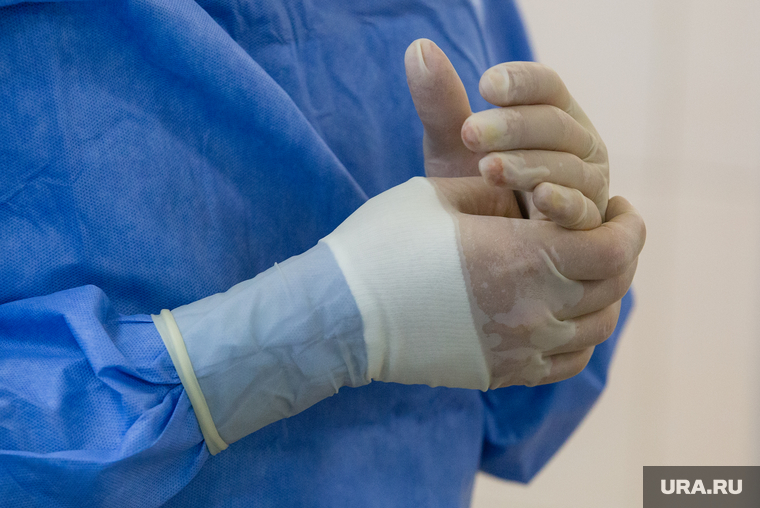 Операция в Окружном кардиологическом диспансере. Сургут, медицина, медицинские перчатки, руки в перчатках, руки хирурга