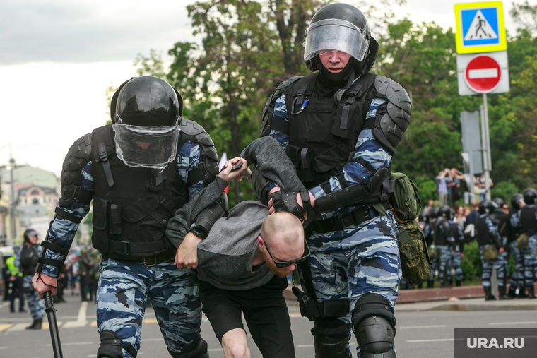 Несанкционированный митинг на Тверской улице. Москва, протестующие, митинг, автозаки, задержание