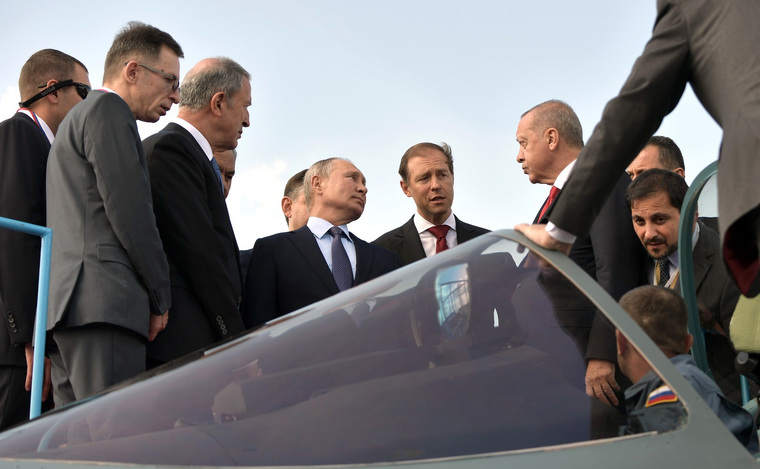 Дени Мантуров (в центре) отказал Эрдогану в покупке Су-57