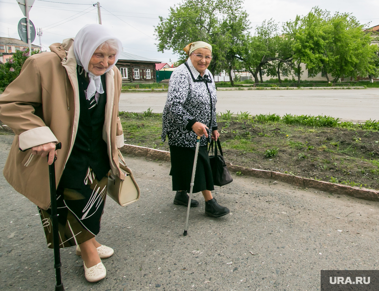 Виды города. Шадринск
, пенсионерки, пожилые женщины, город шадринск, бабушки с палочками