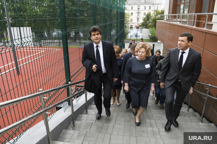 Вместе с губернатором Евгением Куйвашевым школу открывал мэр Александр Высокинский (слева)