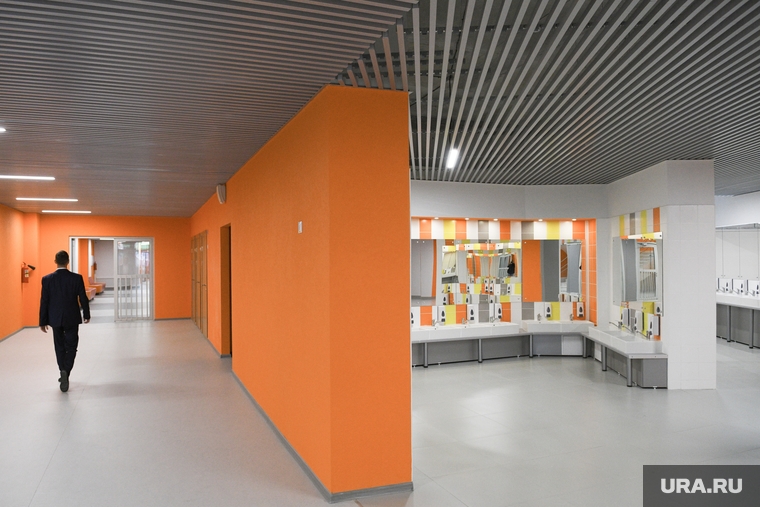 Внутренняя отделка в школе больше напоминает современный бизнес-центр