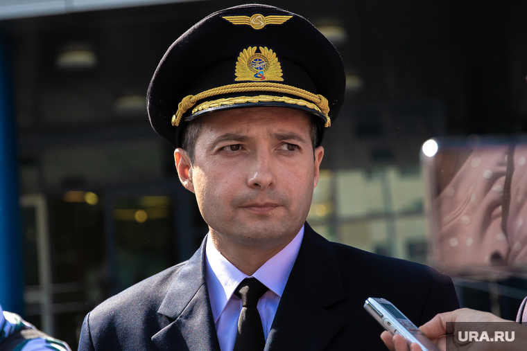 Пресс-конференция с командиром воздушного судна "Уральских авиалиний" A321 Дамиром Юсуповым и старшим бортпроводником Дмитрием Ивлицким. Екатеринбург, юсупов дамир