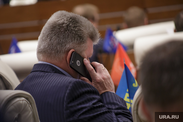 Решетников Максим представил доклад на заседании законодательного собрания. Пермь, разговор по телефону