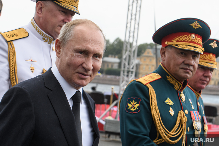 Торжественная церемония празднования Дня ВМФ на Сенатской площади. Санкт-Петербург, офицеры, шойгу сергей, путин владимир, парад, день вмф, военные моряки