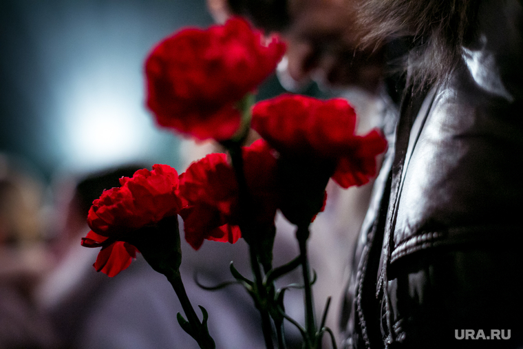 Прощание с Николаем Караченцовым в театре Ленком. Москва, траур, гвоздики, цветы