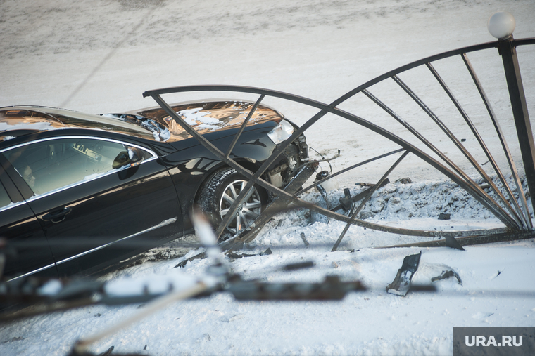 Машина врезалась в столб. Екатеринбург, авария
