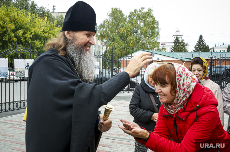 Прихожане встретили нового митрополита у входа в Александро-Невский кафедральный собор