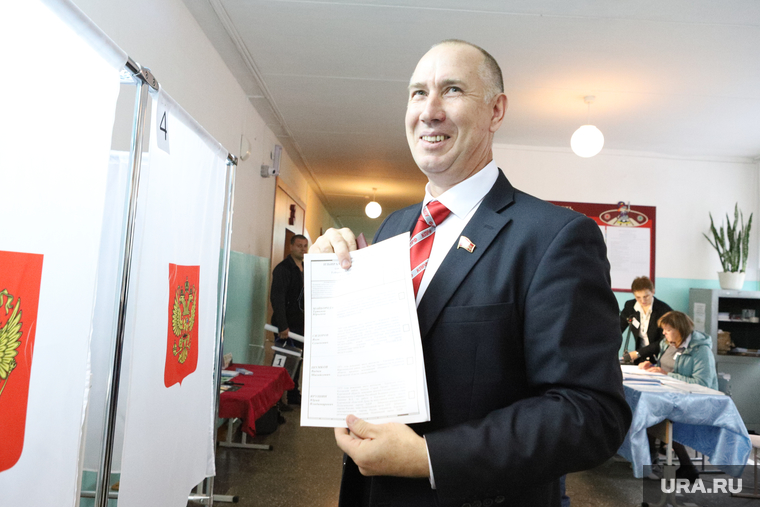 Кандидат в губернаторы от КПРФ Яков Сидоров также проголосовал на своем избирательном участке
