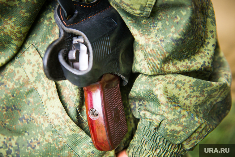 Полевой лагерь 2-го артбатальона бригады "Кальмиус" под Донецком. Июнь 2015, пистолет, оружие