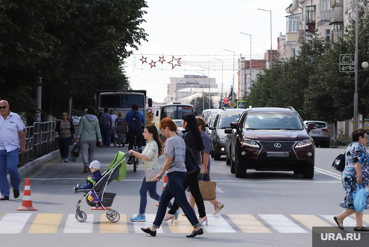 Виды города. Курган, ребенок, коляска, пешеходный переход, пешеходы, автомобили