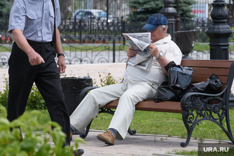 Виды Екатеринбурга, читает газету, отдых, релакс, сидит на скамейке
