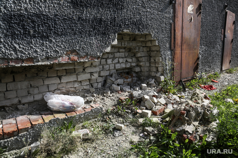 Дом по ул. Ставропольская 1 , который экстренно расселяют.  Тюмень, строительный мусор, трещина, кирпичная кладка, разруха, куча мусора, дыра в стене, ставропольская 1, разрушение жилого дома, старый фундамент