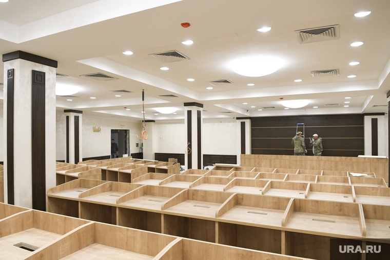 Новый зал заседаний гордумы визуально теснее, чем в Заксобрании региона, и рассчитан на 70-75 человек