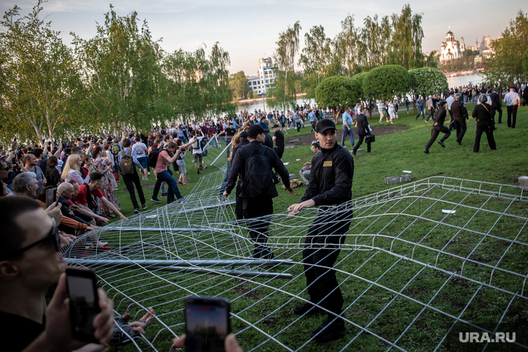 Протест против строительства  храма святой Екатерины в сквере около драмтеатра. Екатеринбург, сломанное ограждение, протест, забор, сквер на драме, сквер, храм святой екатерины, октябрьская площадь