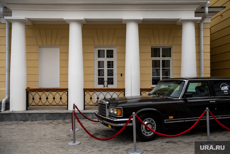 На территории комплекса представлен автомобиль ЗИЛ из музея УГМК