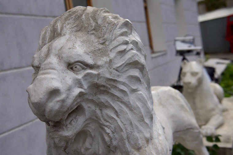 Скульптуры львов начали реставрировать