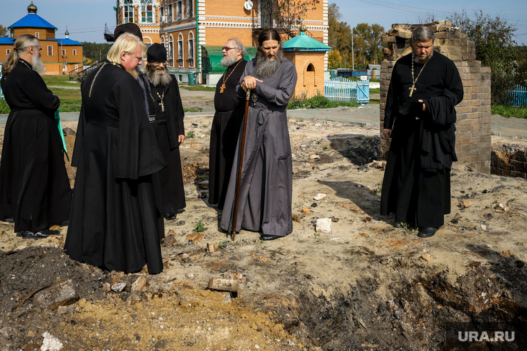 На месте сгоревшего Казанского храма владыка совершил величание Божией Матери