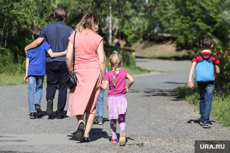 Виды города. ЦПКиО. Курган, многодетная семья, семья, дети