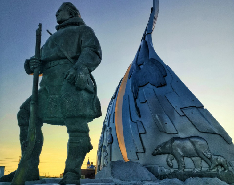 В поселке Тазовский торжественно открыли памятник ямальскому герою Ваули Пиеттомину