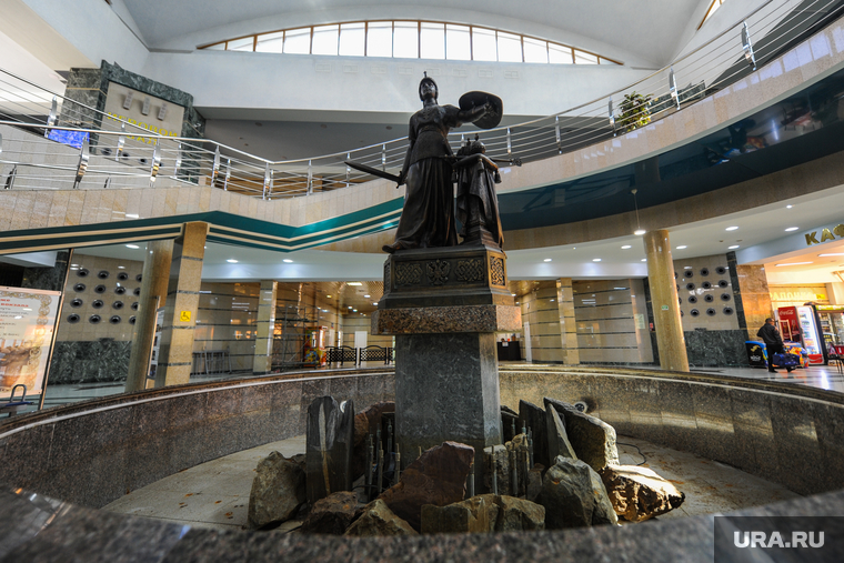 Копия скульптуры «Россия» расположена в центральном зале железнодорожного вокзала Челябинска