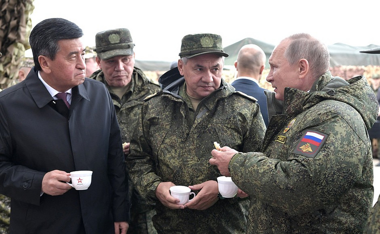 Владимир Путин попробовал еду из полевой кухни на полигоне Донгуз в Оренбургской области