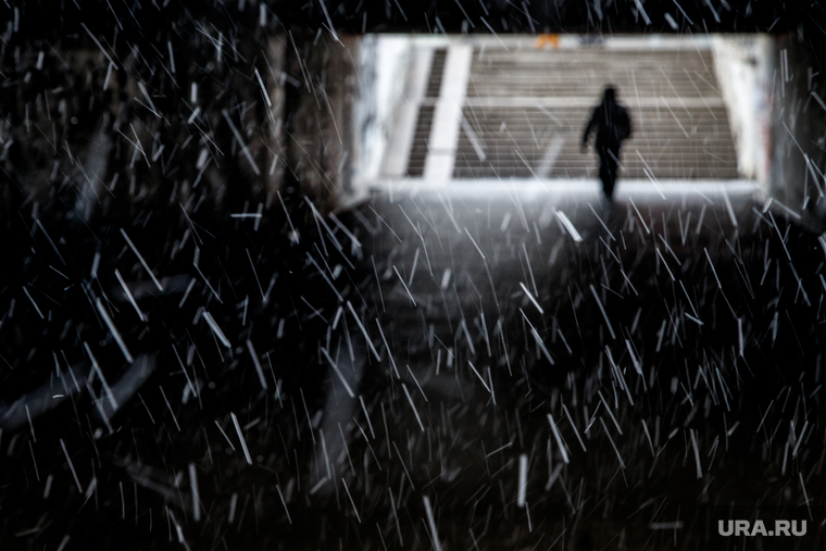 Снегопад. Екатеринбург, снег, зима, первый снег, свет в конце тунеля, поздняя осень, снегопад, подземный переход