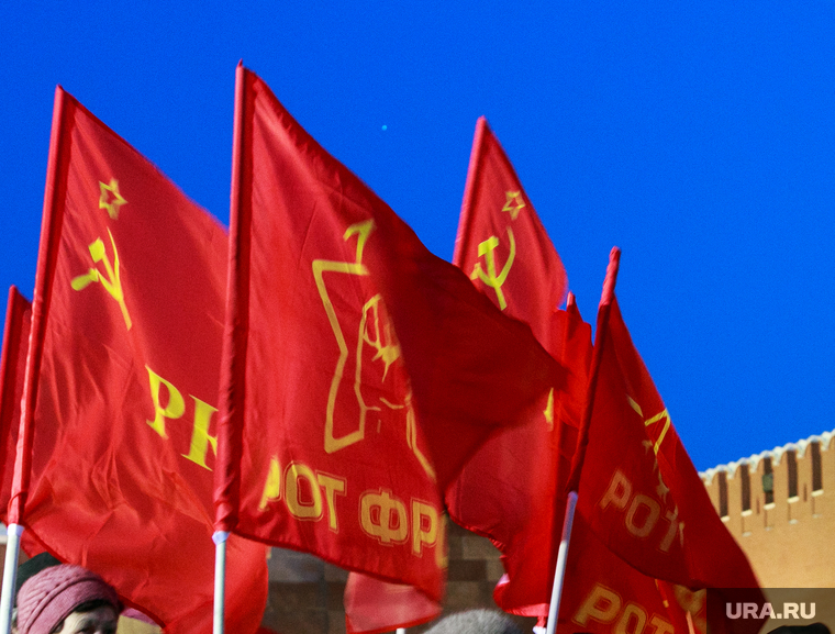 Снег и коммунисты в Москве. Москва, спасская башня, красные флаги, кремль, коммунисты, красная площадь, ротфронт