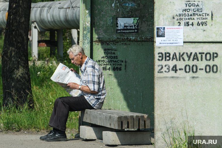 Виды Железногорска, Красноярский край, пенсионер, газета, остановка
