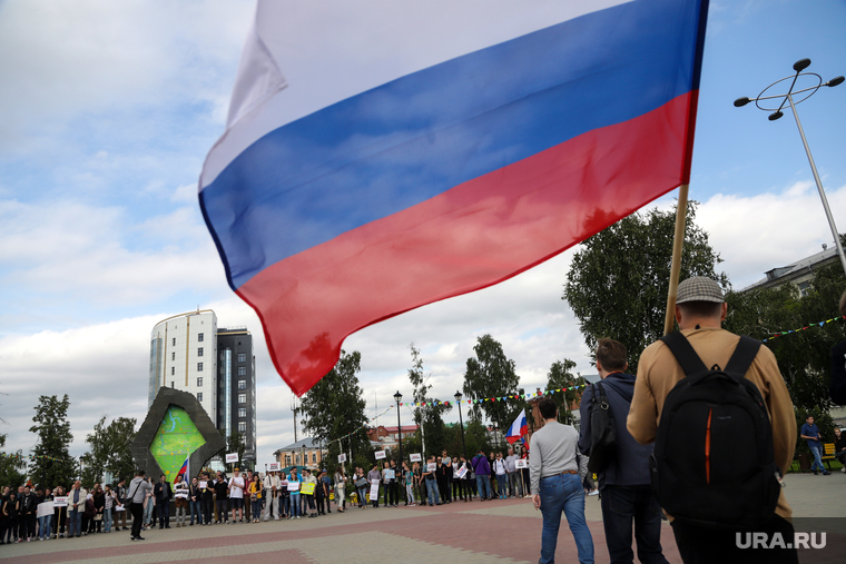 Пикет в поддержку незарегистрированных кандидатов в Мосгордуму на площади Борцов Революции. Тюмень, пикет, триколор, флаг россии