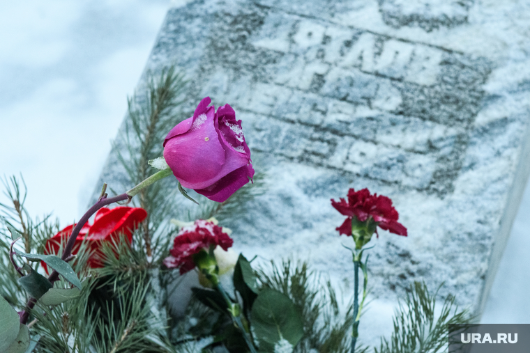 Мемориал группе Дятлова на Михайловском кладбище. Екатеринбург, кладбище, группа дятлова, цветы, цветы на могиле