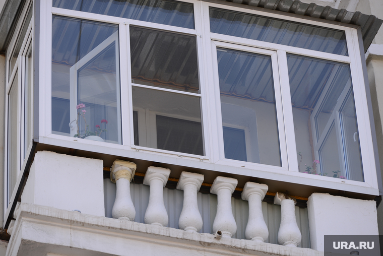 Дом с проблемными балконами. Челябинск., балкон, герань