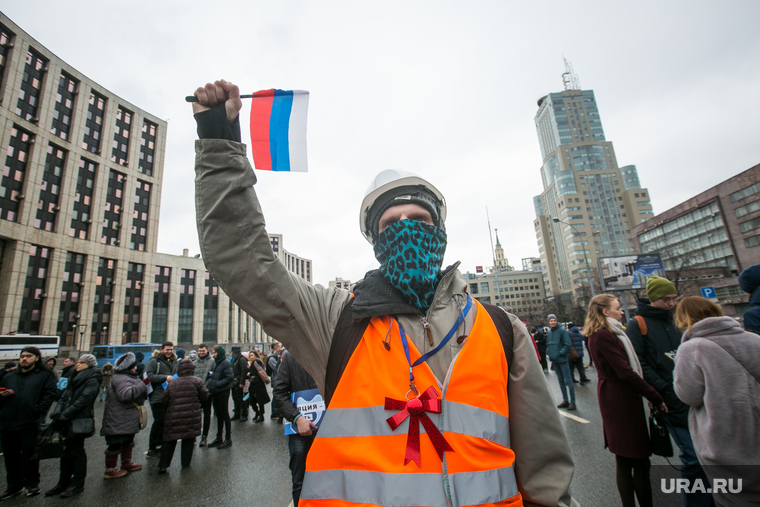 Митинг за свободу интернета в Москве. Москва, российский флаг, флаг рф, триколор, флаг россии, оранжевый жилет, протестант, протестующий