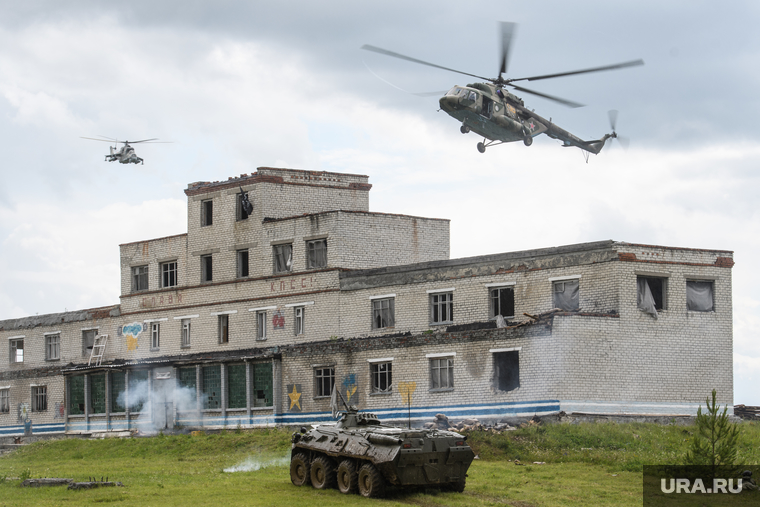 Первый день форума "Армия 2019" на Свердловском полигоне. Екатеринбург, военная техника, авиация, военный вертолет, здание, военные учения, полигон