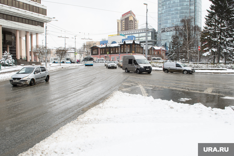 Уборка города после снегопада. Екатеринбург, перекресток малышева карла либкнехта, снег на дороге