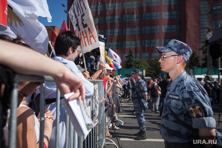 Митинг Либертарианской партии против пенсионной реформы. Москва, протестующие, ограждение, митинг, протест, полицейское оцепление