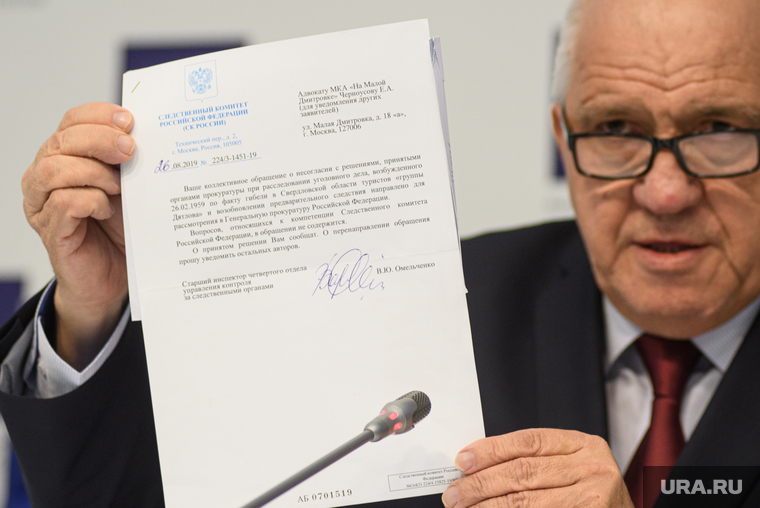 Адвокат Черноусов демонстрирует ответ из СК и обращения в адрес СК, Генпрокуратуры и президента РФ