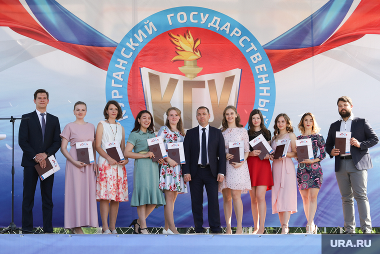  Врио губернатора Курганской области Вадим Шумков вручает красные дипломы выпускникам КГУ. Курган, шумков вадим, общее фото, кгу