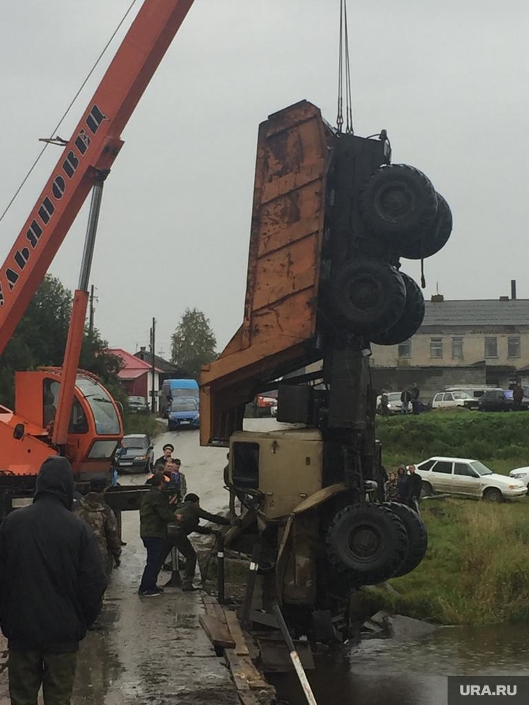 КрАЗ депутата упал с моста в том месте, где через несколько дней случилось обрушение