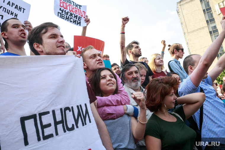 Митинг оппозиции против пенсионной реформы. Москва, плакаты, протестующие, крик, митинг, протест, пенсионная реформа, пенсии